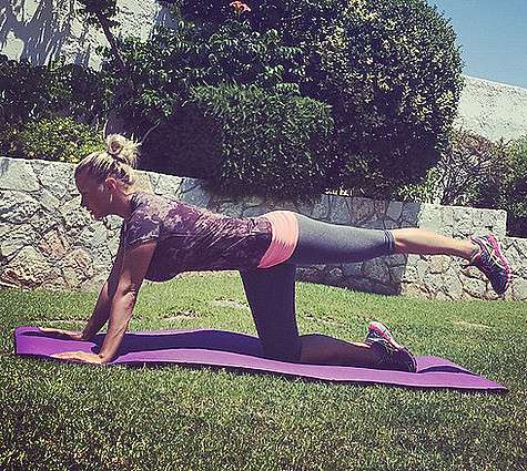 Даже в отпуске каждое утро Анна начинает с физических упражнений. Фото: Instagram.com/ann_semenovich.