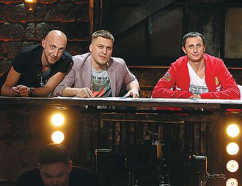 В шоу «Не спать!» у Сергея Гореликова — почетная роль ведущего. Шутки же там придумывают молодые юмористы, а оценивает их строгое жюри, состав которого меняется от программы к программе. Фото: материалы пресс-служб.