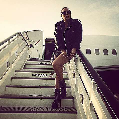 Леди Гага на фоне частного самолета. Фото: Instagram.com.