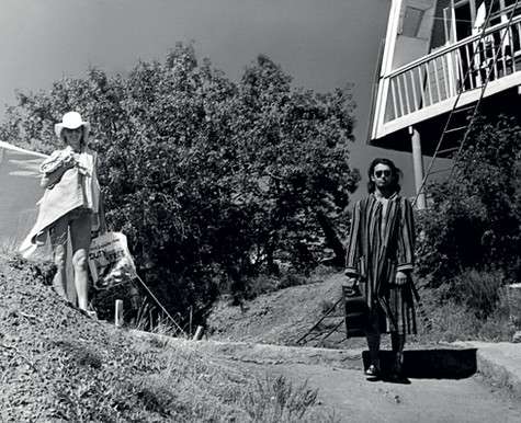«Попали на какую-то безумную пьянку в лагере, ели барана, пили вино, прилично бухие гуляли по лесным тропинкам», – вспоминал певец свою бурную молодость. Фото: личный архив Евгения Додолева.