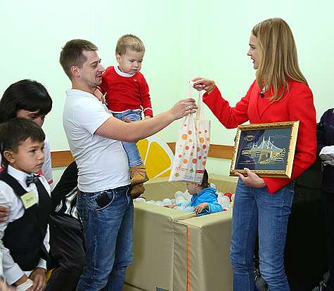 Наталья Водянова посетила детскую площадку фонда «Обнаженные сердца». Фото: материалы пресс-служб. Наталья Водянова посетила детскую площадку фонда «Обнаженные сердца». Фото: материалы пресс-служб.