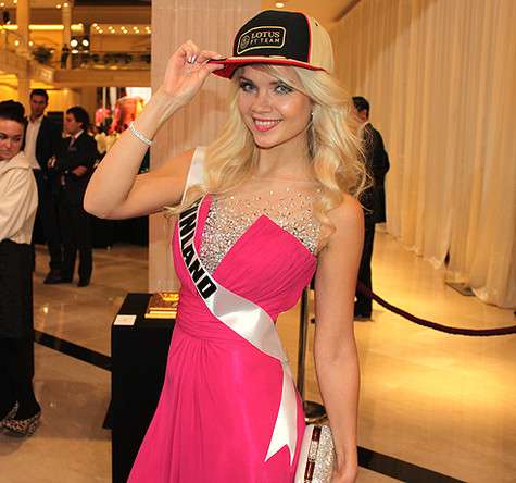 Мисс Финляндия в бейсболке. Фото: Гертруда Жигарева.