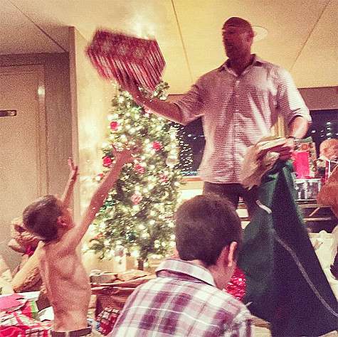 Дуэйн Джонсон порадовал близких рождественскими подарками. Фото: Instagram.com.