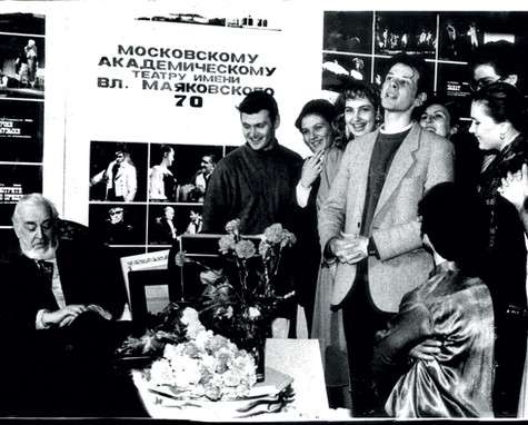 Юбилей Театра имени Маяковского. Студент Спиваковский с однокурсниками поздравляют «великого и ужасного» худрука – Андрея Александровича Гончарова. Он был их педагогом в ГИТИСе. Фото: личный архив Даниила Спиваковского.