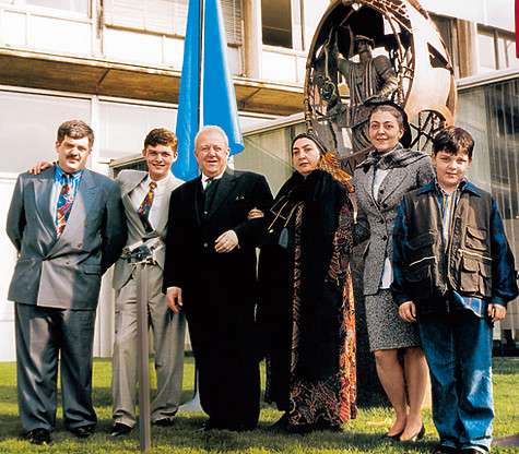 Большая грузинская семья (на снимке – слева направо): Реваз Махарадзе, Василий Церетели, Зураб Церетели с женой Инессой Андроникашвили, Елена Церетели (мама Василия), брат Зураб Церетели-Махарадзе. Фото: личный архив Василия Церетели.