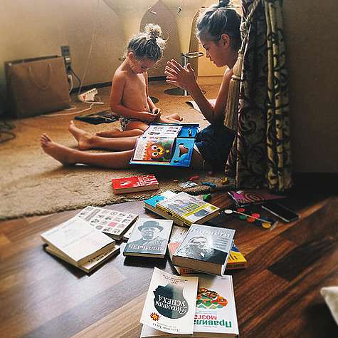 «Я поняла в жизни, что единственный способ решить конфликт или недоразумение - просто поговорить», - так подписала Седокова снимок Алины и Моники. Фото: Instagram.com/annasedokova.