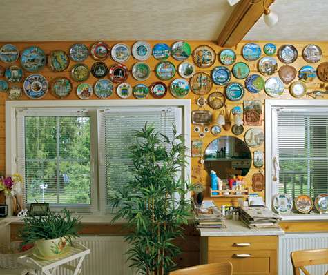 У Суханкиной более двухсот декоративных тарелок. Фото: Сергей Козловский.