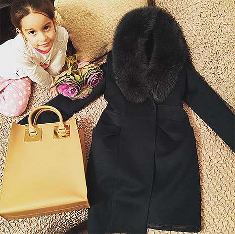 Ксения Бородина показала снимок пальто, которое может носить даже девушка на последних месяцах беременности. Фото: Instagram.com/borodylia.