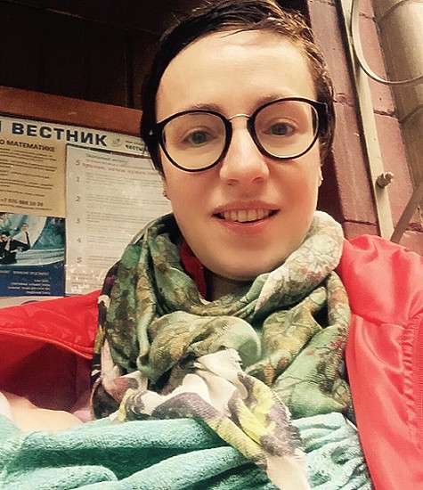 Тутта Ларсен на прогулке с малышом. «Обычно на прогулке одной рукой придерживаю Ваньку в слинге, второй держу телефон-мороженое-бутылку с водой и т.п. Зонтик держать нечем. Тутта-мокрая голова. А этому кабачку хоть бы хны - зарылся в мои капустные одежки Тутта Ларсен на прогулке с малышом. «Обычно на прогулке одной рукой придерживаю Ваньку в слинге, второй держу телефон-мороженое-бутылку с водой и т.п. Зонтик держать нечем. Тутта-мокрая голова. А этому кабачку хоть бы хны - зарылся в мои капустные одежки