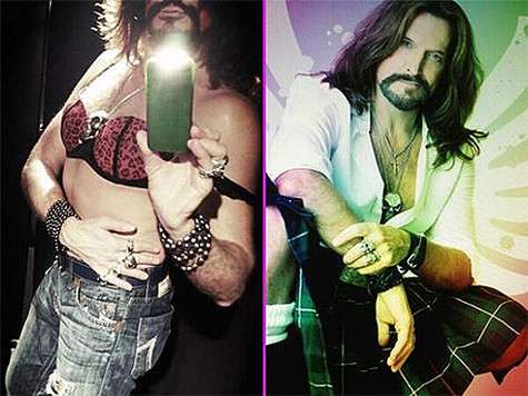 Благодаря проигранному пари Никита Джигурда прошелся по Арбату в красном лифчике. Фото: Twittr.com. Благодаря проигранному пари Никита Джигурда прошелся по Арбату в красном лифчике. Фото: Twittr.com.