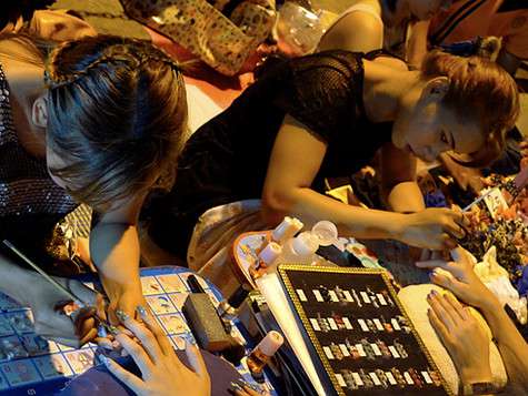 …или тут же, на улице, сделать необычный маникюр.