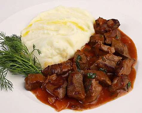 Гуляш из говядины с мятой картошкой. Фото: материалы пресс-служб.
