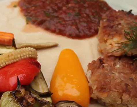 Гречневые котлетки с запеченными мини-овощами. Фото: материалы пресс-служб.