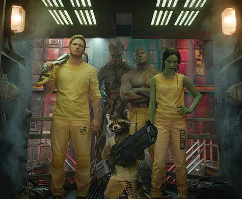 Стражи Галактики — не герои, а неудачники и изгои, которые встречаются в тюрьме. Но именно им — межпланетному авантюристу Квиллу, еноту-киборгу Ракете, древообразному гуманоиду Груту, силачу Драксу и загадочной Гаморе — предстоит спасать мир. Кадр из филь