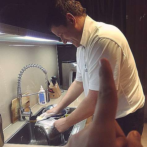 Олесе не нравится, что ее знаменитый папа Евгений Кафельников сам моет посуду. Поэтому девушка хочет найти для него жену. Фото: Instagram.com.