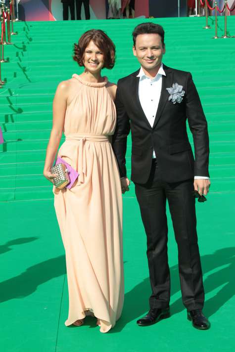 «Вика – девушка, которая сейчас рядом со мной», – так представляет Александр свою очаровательную спутницу, дизайнера по профессии<BR> Фото: Лилия Шарловская