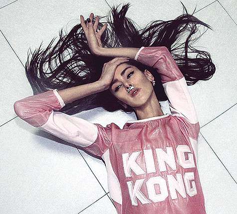 Жан Грицфельдт советует сделовать железному правилу: чем сильнее блестит вещь, тем меньше она должна быть по размеру. Фото: материалы пресс-служб.