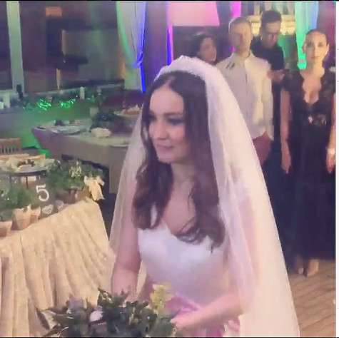 По традиции Дайнеко бросила букет своим незамужним подругам. Фото: социальные сети