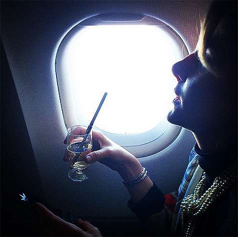 Друзья подарили Литвиновой серебряную трубочку для шампанского. Фото: Instagram.com/renatalitvinovaofficiall.