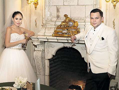 «У нас была очень маленькая и уютная свадьба, как я и хотела. Мы просто позвали близких и родных людей, для того чтобы они были рядом в момент, который очень важен для нас с любимым. А потом поехали все вместе поужинать. Весь вечер горел камин, мы угощали