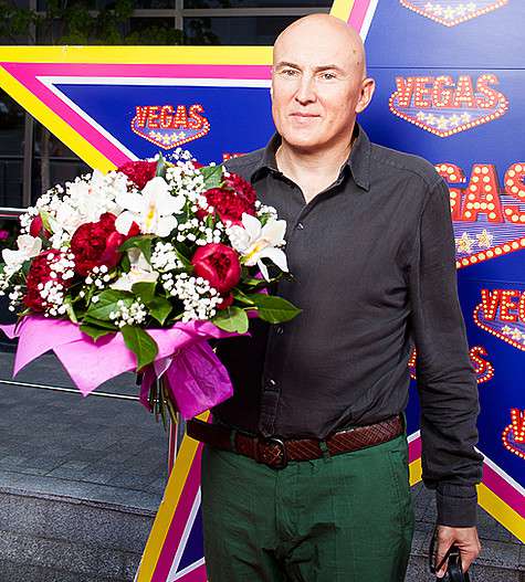 Игорь Матвиенко выступил в роли священника и «обвенчал» молодых.