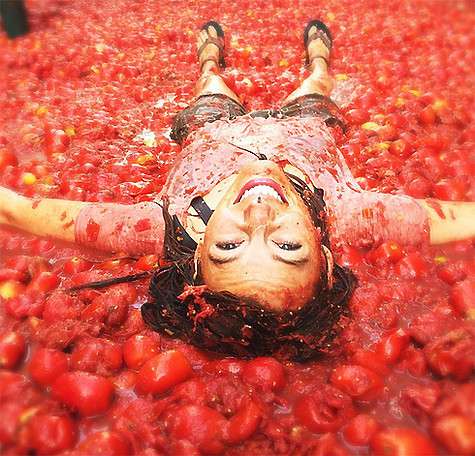 «Я, наконец, стала итальянской едой»: Блейк Лайвли решила искупаться в помидорах. Фото: Instagram.com/blakelively.