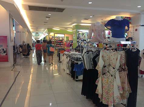 По местным торговым центрам можно бродить неделями...