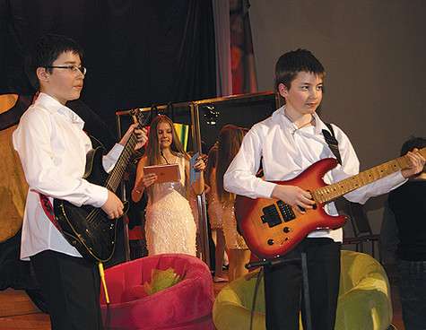 На курсе музыкальной истории Алена познакомила своих учеников с музыкой The Beatles. Хиты ливерпульской четверки произвели на шестиклассников неизгладимое впечатление. Фото: материалы пресс-служб.