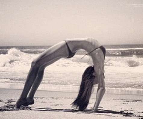 Миранда Керр занимается йогой на свежем воздухе. Фото: Instagram.com.