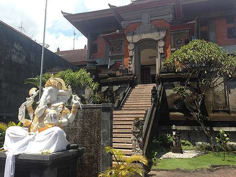 Даже обычные здания здесь выглядят как храмы: внутри этого строения мы обнаружили обычный офис, где за компьютерами сидели люди в белых рубашках и с очень серьезными лицами.