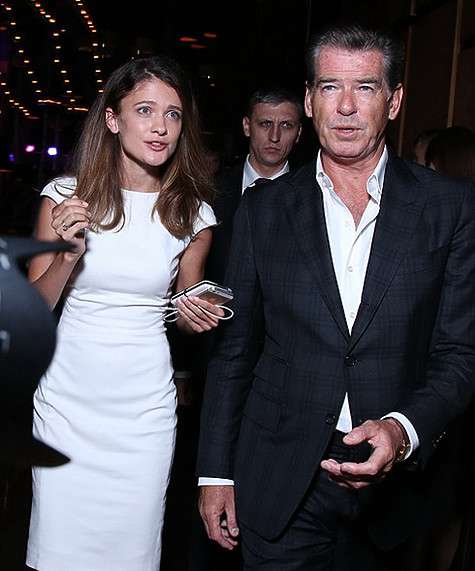 Рядом с Пирсом Броснаном всегда много молодых и красивых девушек. Рядом с Пирсом Броснаном всегда много молодых и красивых девушек.