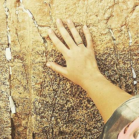 Полина Диброва у Стены Плача. Фото: Instagram.com/polinadibrova_dmitrydibrov.