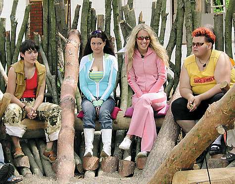 Ксения Бородина, Ксения Собчак и участники реалити. Кадр шоу «Дом-2».