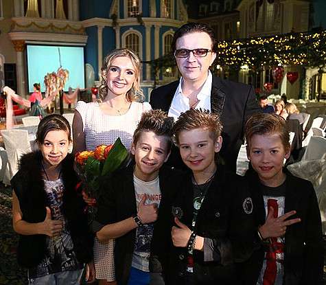 Десятилетие со дня свадьбы считается розовым, поэтому супруги Жуковы все торжество оформили в розовых тонах, начиная с торта и заканчивая платьем невесты. Фото: материалы пресс-служб.