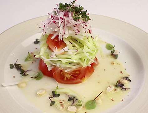 Этажерный салат с ореховым соусом. Фото: материалы пресс-служб.