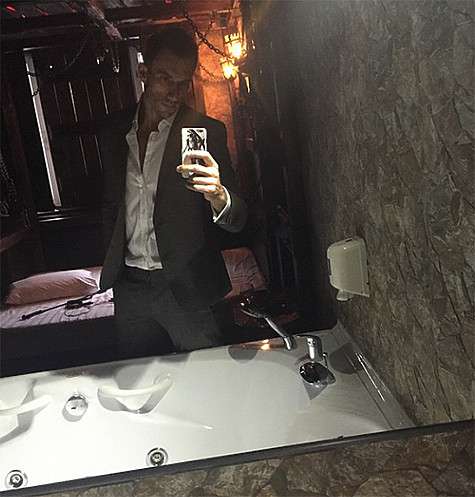 Поклонники обратили на странную комнату, в которой сфотографировался Михаил. В ней сразу расположилась и ванна и кровать. Terekhinmisha: «Начало!!» Фото: Instagram.com/terekhinmisha.