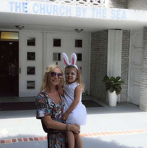 Клавдия Земцова нарядилась пасхальным кроликом. Фото: Instagram.com/orbakaite_k.