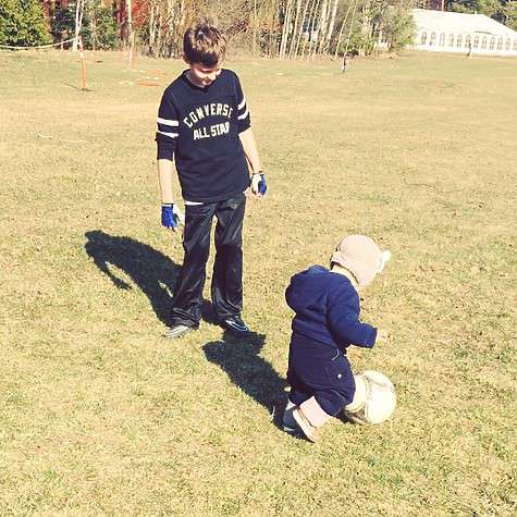 Иван пока играет в футбол, но уже держал в руках клюшку. Фото: социальные сети