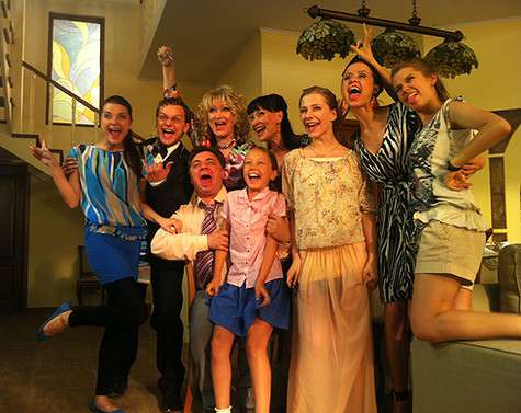 Это - одна из любимых фотографий Ольги Хохловой. На ней запечатлен практически весь актерский состав сериала Папины дочки. Фото: личный архив Ольги Хохловой.