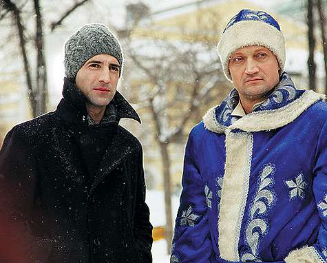 Гоше Куценко (справа), как и Илье Любимову, в картине досталась роль невидимки. «По мне, так это картина об одиночестве души человеческой, — говорит актер. — Человек даже готов стать невидимым, только чтобы осязать свое счастье, свою сопричастность, свою Гоше Куценко (справа), как и Илье Любимову, в картине досталась роль невидимки. «По мне, так это картина об одиночестве души человеческой, — говорит актер. — Человек даже готов стать невидимым, только чтобы осязать свое счастье, свою сопричастность, свою