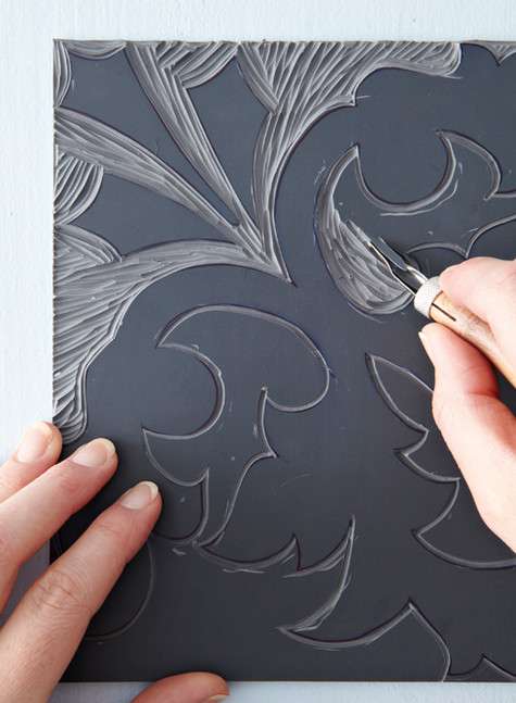 Вырезаем из линолеума нужный рисунок. Фото: Camera Press/Fotodom.ru. Вырезаем из линолеума нужный рисунок. Фото: Camera Press/Fotodom.ru.
