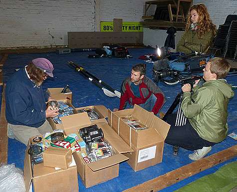 На видеокамеру, сопровождавшую Федора Конюхова в пути, он снимал себя и то, что видел вокруг: летучих рыб, дельфинов, маленькую птичку, которую штормом занесло на лодку и, конечно, свой быт. Фото: материалы пресс-служб.