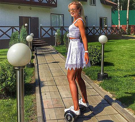 Чуть раньше своим опытом езды на гироскутере поделилась Ольга Бузова. Фото: Instagram.com/alenavodonaeva.