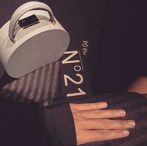 Та самая сумочка, в которой лежал паспорт Собчак и которую украли на светском рауте. Фото: Instagram.com/xenia_sobchak.