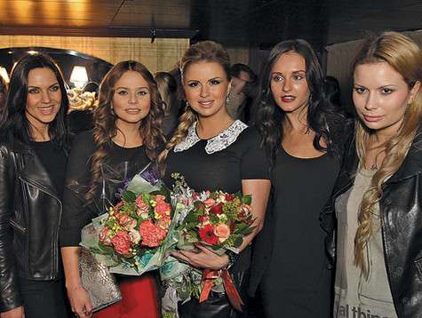 Девушки из группы «Блестящие» оказались самыми щедрыми на цветы. Каждая подарила Анне по симпатичному букетику. Фото: Геннадий Авраменко.