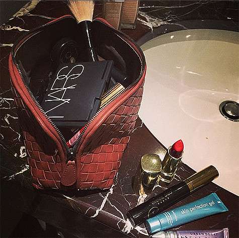 Ксения Собчак показала содержимое своей косметички. Фото: Instagram.com/xenia_sobchak.