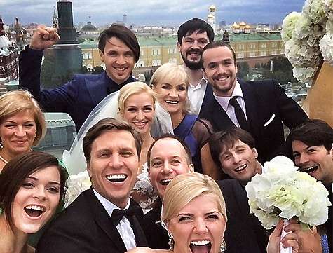 Татьяна Волосожар и Максим Траньков со своими гостями после торжественной церемонии. Фото: Facebook.com/alexandr.belove.