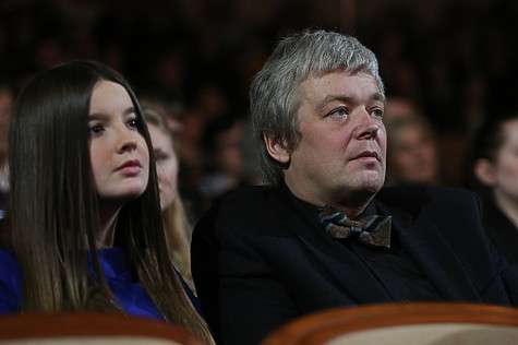 Александр решил, что дочери Саше будет полезно увидеть новые места. Александр решил, что дочери Саше будет полезно увидеть новые места.