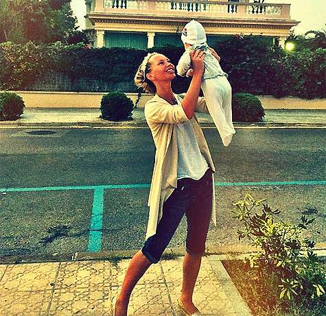 Наталия Горчакова иногда показывает своим подписчикам снимки с ребенком. Фото: Instagram.com/knyaginya