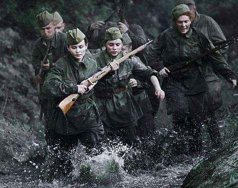 «Во время съемок был момент, когда я думала: «Все! Мне конец!» - вспоминает Юлия Пересильд. Кадр из фильма «Битва за Севастополь».